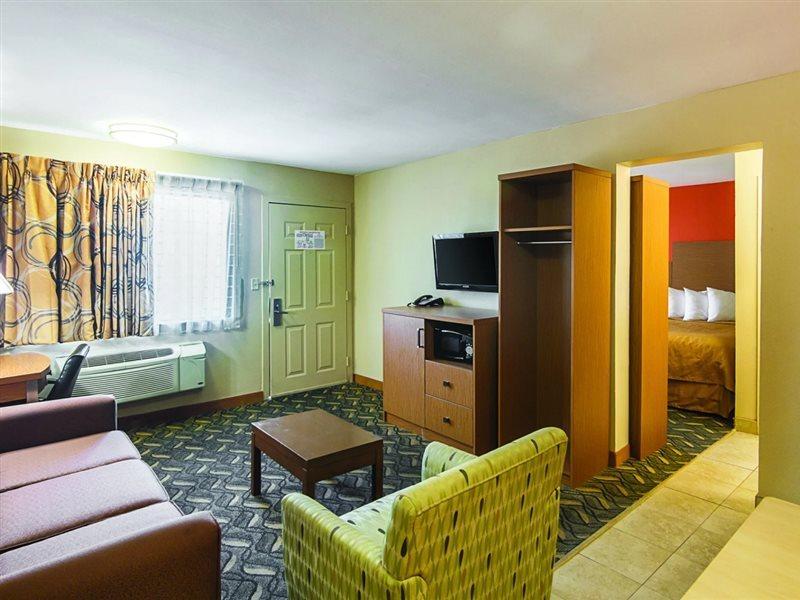 Days Inn & Suites By Wyndham Arlington Near Six Flags Exteriör bild